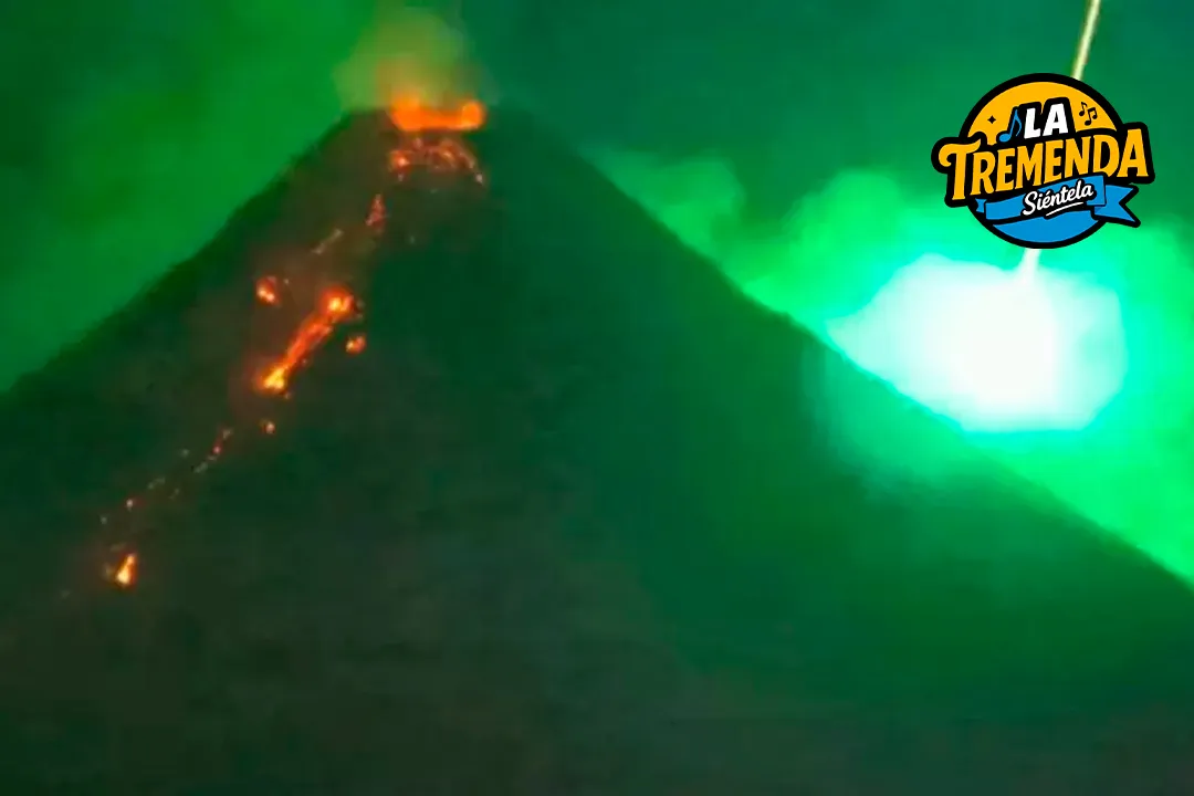 Radio La Tremenda - Destello de un meteoro coincide con la actividad eruptiva del monte Mayon en una excepcional postal nocturna